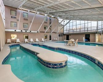 斯利普套房酒店 - 加特林堡 - 游泳池