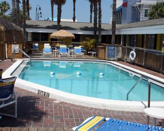 赤脚湾度假汽车旅馆 - 克利尔沃特海滩 - 游泳池